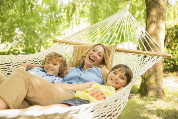 matka i dzieci relaksujący w hamaku - lawn little girls small child zdjęcia i obrazy z banku zdjęć