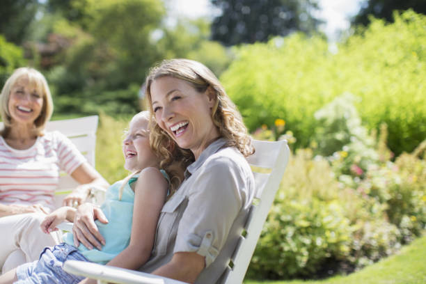 multi-generation frauen lachen im garten - family grandmother multi generation family nature stock-fotos und bilder