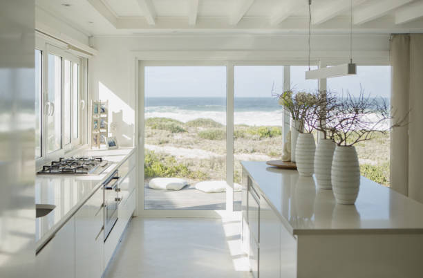 moderne weiße küche mit blick aufs meer - modern kitchen stock-fotos und bilder