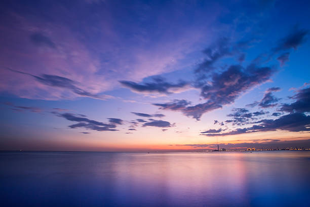 화려한 하늘 - beach sunset sky cloudscape 뉴스 사진 이미지