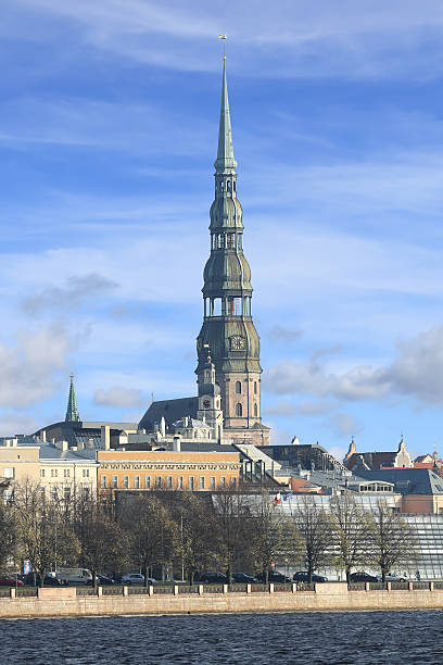 catedral de são pedro-riga-vecriga, letónia - medieval autumn cathedral vertical imagens e fotografias de stock