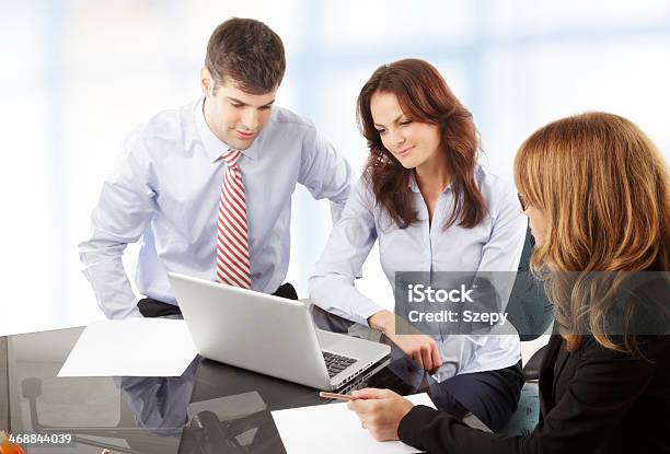 Geschäftsleute Arbeiten In Der Gruppe Stockfoto und mehr Bilder von Analysieren - Analysieren, Arbeiten, Arbeitskollege
