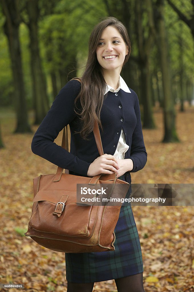 Mujer joven caminando al aire libre, en un hermoso día de otoño - Foto de stock de 20 a 29 años libre de derechos