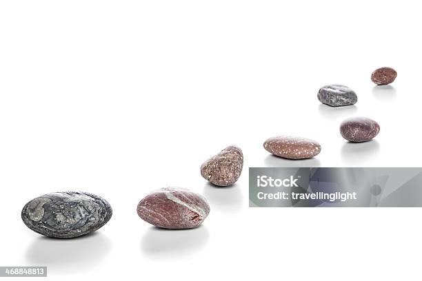 Foto de Pedras De Seixos Ou Em Uma Linha e mais fotos de stock de Alpondra - Alpondra, Fundo Branco, Fileira