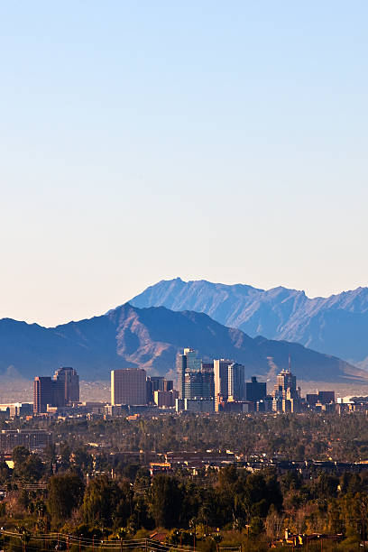 panorama du centre-ville de phoenix, en arizona - phoenix arizona skyline desert photos et images de collection