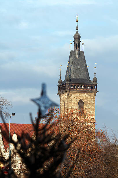 ayuntamiento nuevo tower, la antigua ciudad de praga, en invierno - classic europe urban scene prague fotografías e imágenes de stock