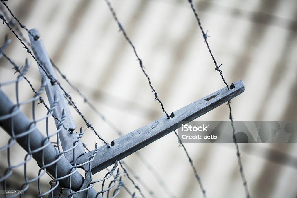 Открытый Забор деталь острая Barbwire установки. - Стоковые фото Безопасность роялти-фри