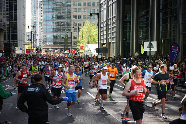 london maraphon, corridori su strada - london marathon foto e immagini stock