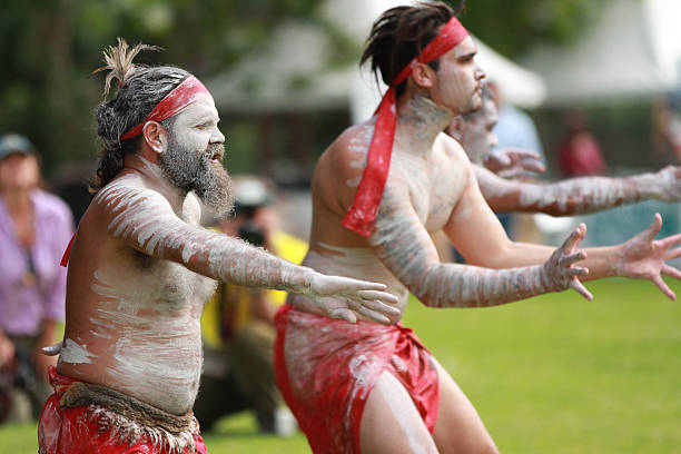 dançarinas de dança aborígene - aborigine didgeridoo indigenous culture australia - fotografias e filmes do acervo