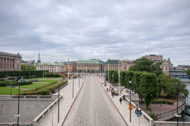 norrbro pont dans le centre-ville de stockholm, depuis le palais royal - norrbro photos et images de collection