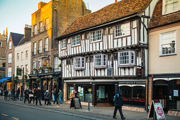 king's paso de la calle principal, cambridge - university courtyard uk cambridge fotografías e imágenes de stock