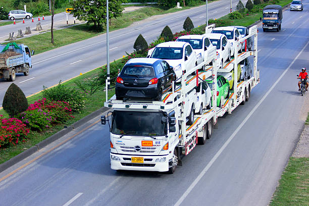 przyczepy samochód ciężarowy - truck semi truck car transporter vehicle trailer zdjęcia i obrazy z banku zdjęć