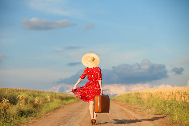 redhead girl avec valise à l'extérieur. - suitcase retro revival women old fashioned photos et images de collection