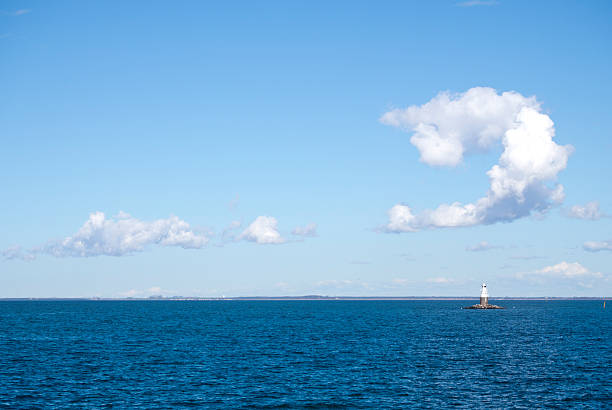 nuvens sobre de malmö harbour - skerries - fotografias e filmes do acervo