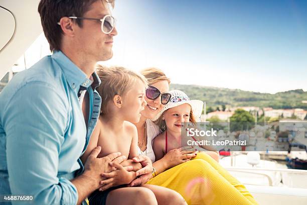 Glückliche Junge Familie Und Söhne Auf Reisen Stockfoto und mehr Bilder von Familie - Familie, Reichtum, Luxus