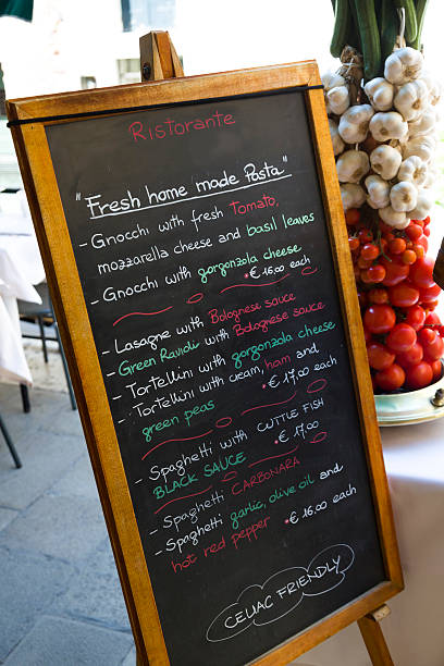 menu de restaurant de venise - food venice italy blackboard pizza photos et images de collection