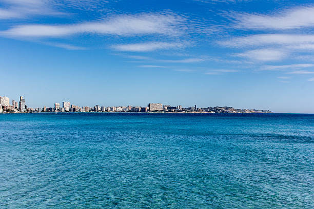 Azul água e shoreline de Alicante - fotografia de stock