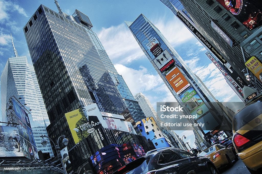 A cidade de Nova York, Times Square Vista de Ângulo Baixo de arranha-céus. - Foto de stock de Branco royalty-free