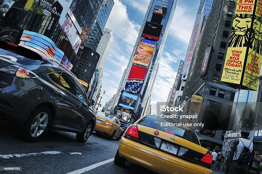ニューヨークのタイムズスクエア、ローアングル、タクシーや高層ビル。 - イルミネーションのロイヤリティフリーストックフォト