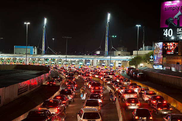 larga tradición de automóviles de cruzar la frontera mexicana en tijuana/san isidro - editorial crowd driver people fotografías e imágenes de stock