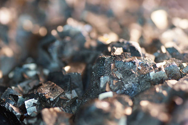 macro pirita de ferro mineral - igneous rock - fotografias e filmes do acervo