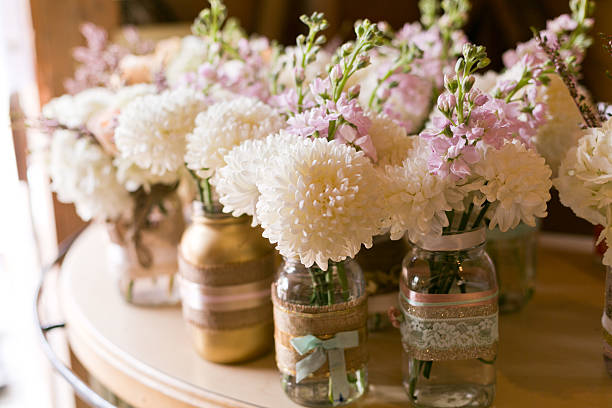 weiße dahlie hochzeit - wedding centerpiece stock-fotos und bilder