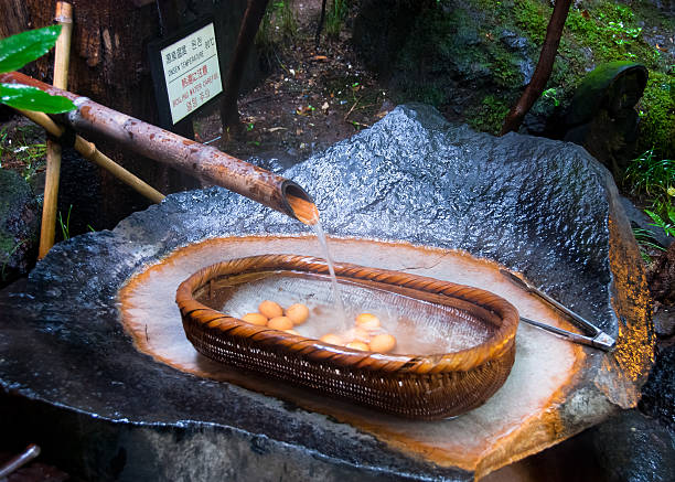 delicioso ovos cozidos em água a ferver térmica-japão - fonte térmica imagens e fotografias de stock