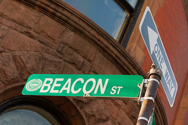 avisador luminoso street - boston road sign brownstone beacon hill fotografías e imágenes de stock