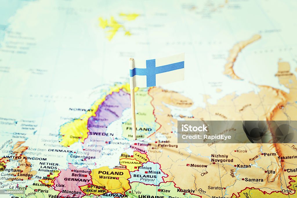 Финский флаг выявляет Хельсинки, Финляндия, на европейских карта - Стоковые фото Европа - континент роялти-фри