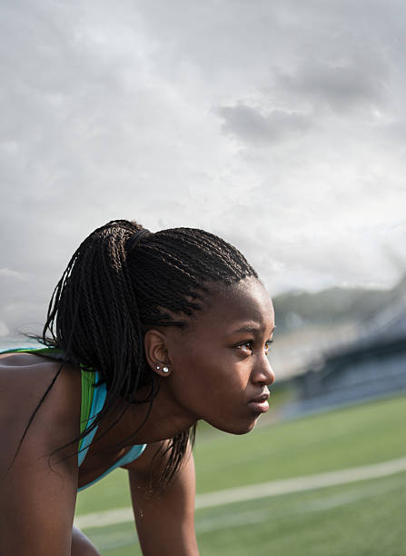 athletic african american teenager en primera línea de la raza - common women teenage girls exercising fotografías e imágenes de stock