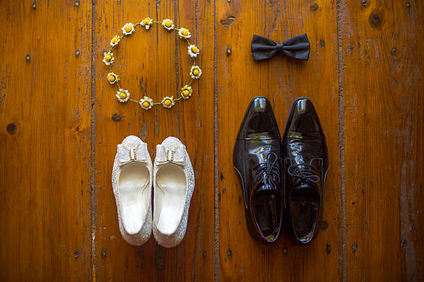 hochzeit-schuhe - shoe groom wood luxury stock-fotos und bilder