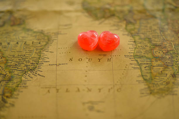 dolce cuore di dolciumi presente amore nella vecchia mappa atlantico di sud - romantics foto e immagini stock