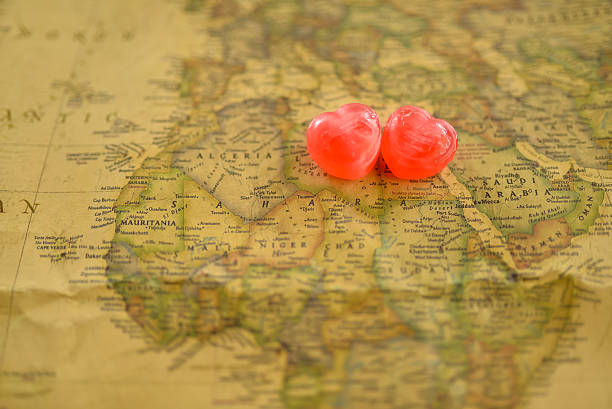 jolis cœurs candy présente l'amour sur vieux carte du sahara - romantics photos et images de collection