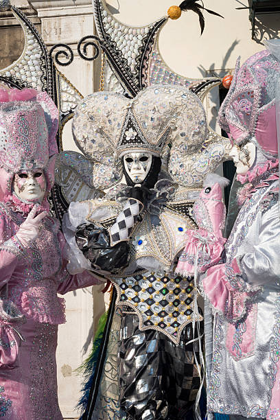 rosa negro máscaras san zacharias square, carnaval de venecia, italia, europa - couple performer people venice italy fotografías e imágenes de stock