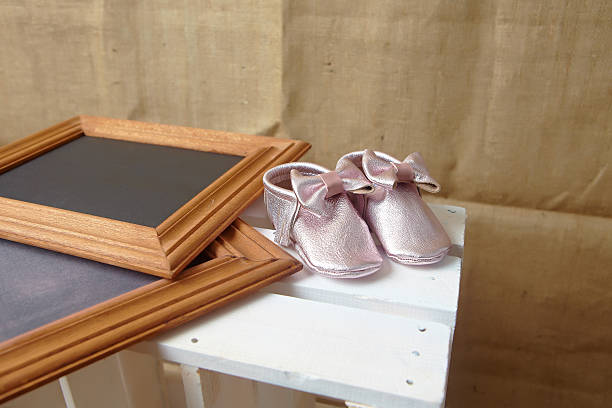 아기 신발 한 쌍을 보고 기뻐합니다 - baby booties studio shot horizontal shoe 뉴스 사진 이미지