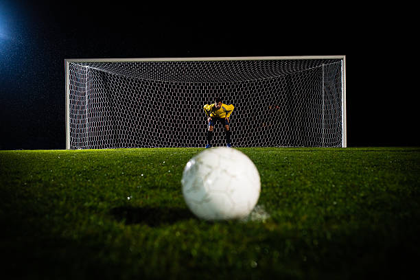 ballon de football contre le gardien de but - penalty shot photos et images de collection