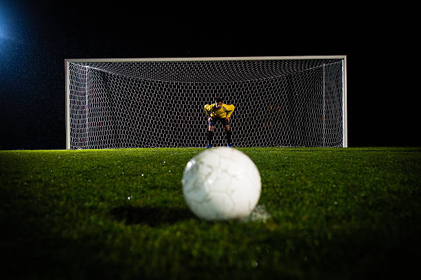 piłka nożna wobec bramkarz - penalty soccer penalty shoot out goalie zdjęcia i obrazy z banku zdjęć