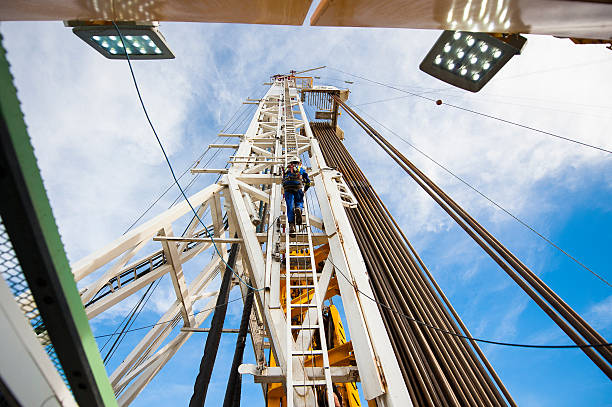 fracturation hydraulique de forage offshore travailleurs ascension la tour principale. - fracking photos et images de collection