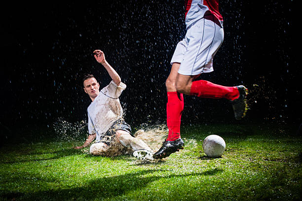 piłka nożna gracz obrona - soccer shoe soccer player kicking soccer field zdjęcia i obrazy z banku zdjęć