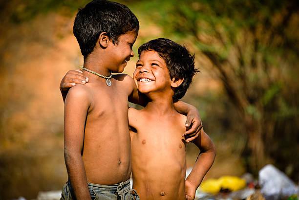 retrato de duas crianças rural asiático indiano - india slum poverty family - fotografias e filmes do acervo