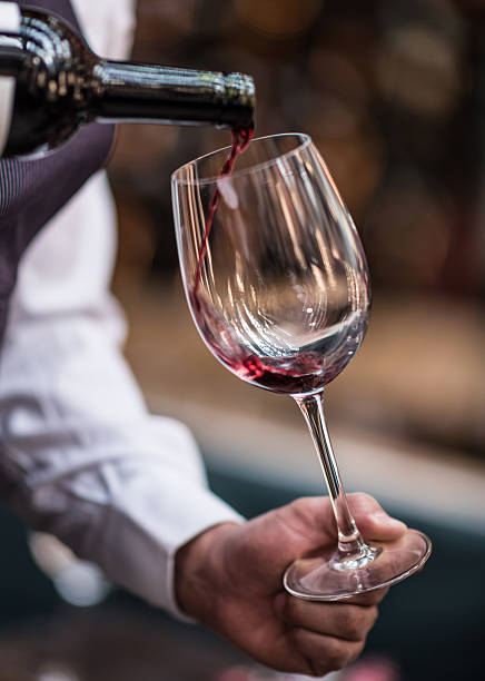 wein eingießen in ein winetaste - wine wineglass red wine pouring stock-fotos und bilder