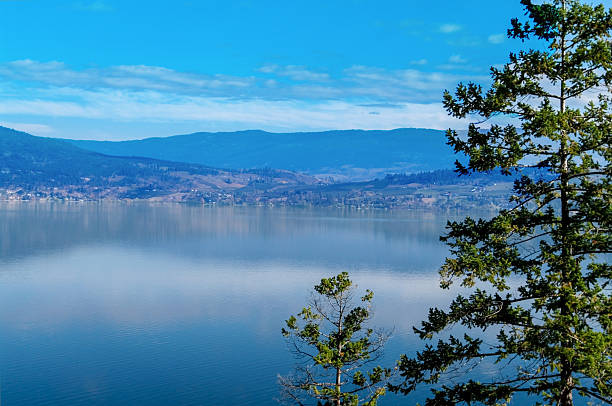 lac okanagan et les collines avoisinantes - kelowna okanagan scenics okanagan valley photos et images de collection