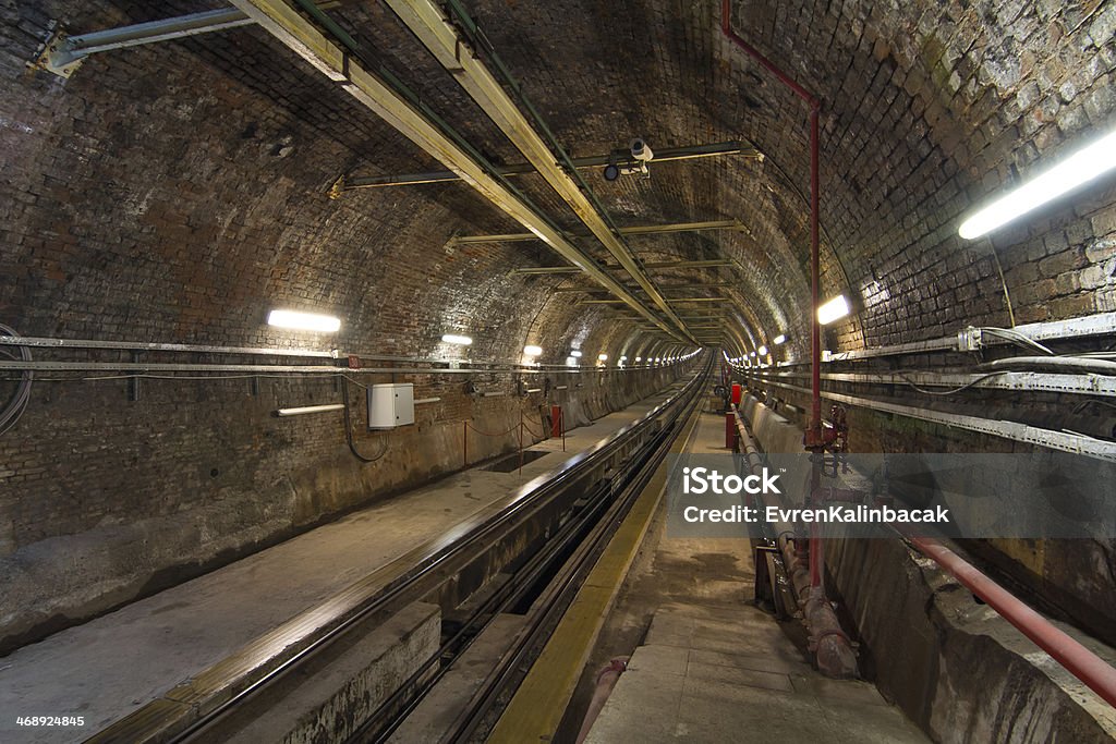 Stary tunelu linii - Zbiór zdjęć royalty-free (Beyoglu)