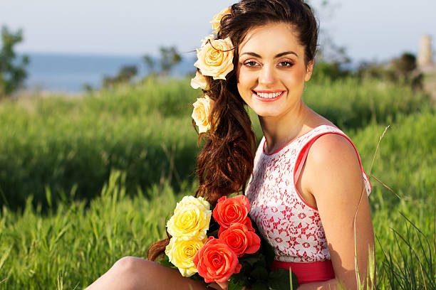 schöne frau mit rosen blumen - human hair women horizontal rose petals stock-fotos und bilder