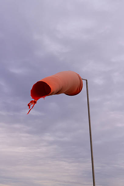 rojo curado manga de viento - windsock sky natural phenomenon gale fotografías e imágenes de stock