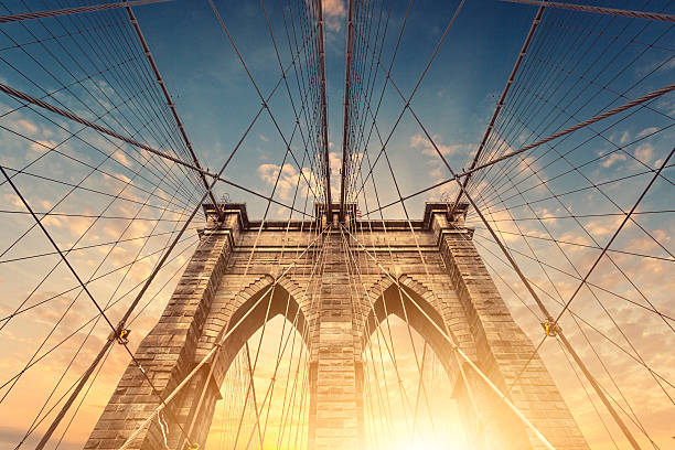 puente de brooklyn - cityscape new york city manhattan low angle view fotografías e imágenes de stock