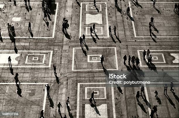 Silhouetten Und Schatten In Der Stadt Und Umgebung Stockfoto und mehr Bilder von Soziologie - Soziologie, Stadt, Einsamkeit