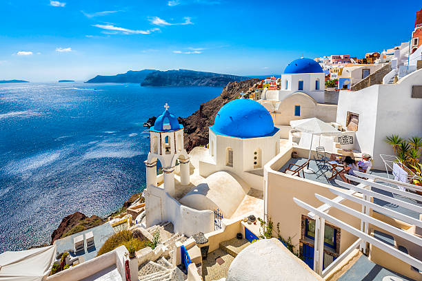 santorini, grecia, iglesias azul cúpula - santorini greek islands greece church fotografías e imágenes de stock