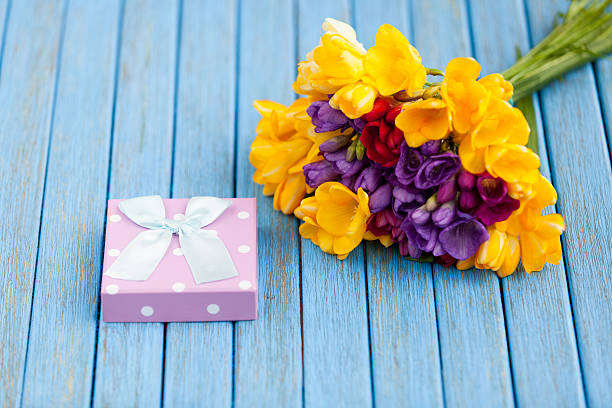 istock Gift box and bouquet of flowers 468941808