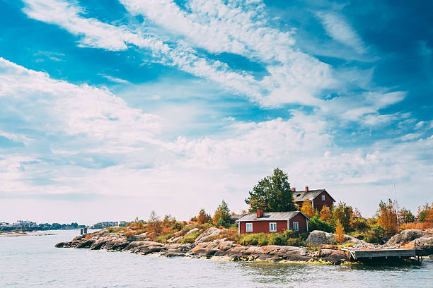 pier, del puerto y quay, isla cerca de helsinki finlandia. - suomenlinna fotografías e imágenes de stock